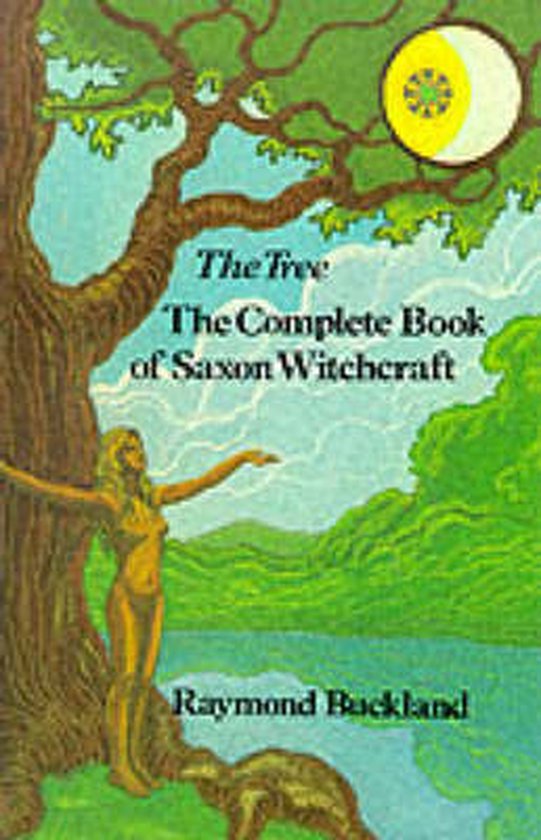 Boekomslag van 'The Tree, The Complete Book of Saxon Witchcraft' door Raymond Buckland, met een naakte vrouw bij een boom en een maan.