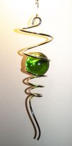 Feng shui spiraal met groene glazen bol. Spiritualiteit. DNA-spiraal.