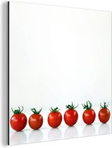 Wanddecoratie Metaal - Aluminium Schilderij Industrieel - Kleine tomaten op een rij met een witte achtergrond - 20x20 cm - Dibond - Foto op aluminium - Industriële muurdecoratie - Voor de woonkamer/slaapkamer