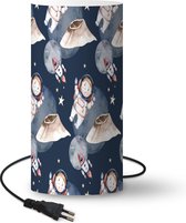 Lamp - Nachtlampje - Tafellamp slaapkamer - Ruimte - Raket - Astronaut - Jongens - Meisjes - Kinderen - Kind - 33 cm hoog - Ø15.9 cm - Inclusief LED lamp - Kinderlamp