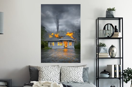 Muurstickers - Sticker Folie - Een huis staat in de brand met een tornado - 80x120 cm - Plakfolie - Muurstickers Kinderkamer - Zelfklevend Behang - Zelfklevend behangpapier - Stickerfolie
