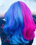 Vrouw met lang haar, verdeeld in fel blauwe en roze secties.