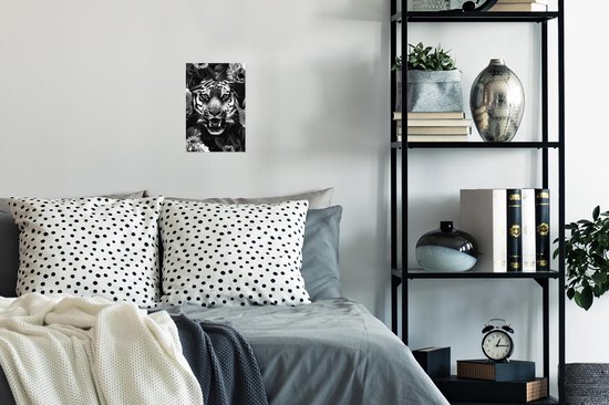 Affiche Tête de tigre entre les fleurs - noir et blanc - 20x30 cm