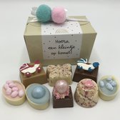 Cho-lala doosje chocolade bonbons "Hoera een kleintje op komst" | chocoladecadeau | 150 gram bonbons roze en blauw | felicitatie bij zwangerschap | hoera zwanger