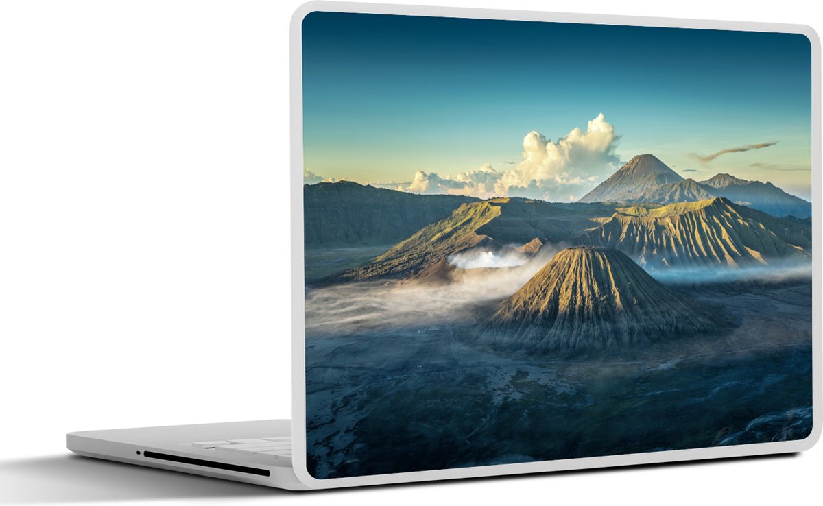 Laptop sticker - 14 inch - Bromo vulkaan in de mist - 32x5x23x5cm - Laptopstickers - Laptop skin - Cover