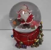 Sneeuwbol rood gekleurde cadeauzak met kerstman 9cm hoog