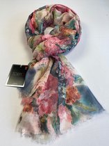 Sjaal met een mix van pioenrozen 30% zijde met 70 % viscose van dun materiaal