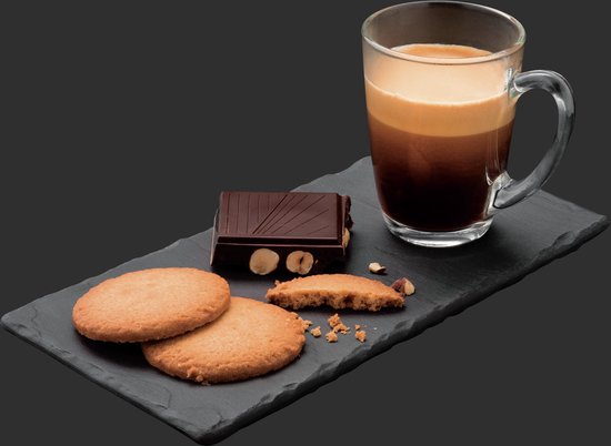Glas met espresso, stukken chocolade met hazelnoten en koekjes op een leisteen.