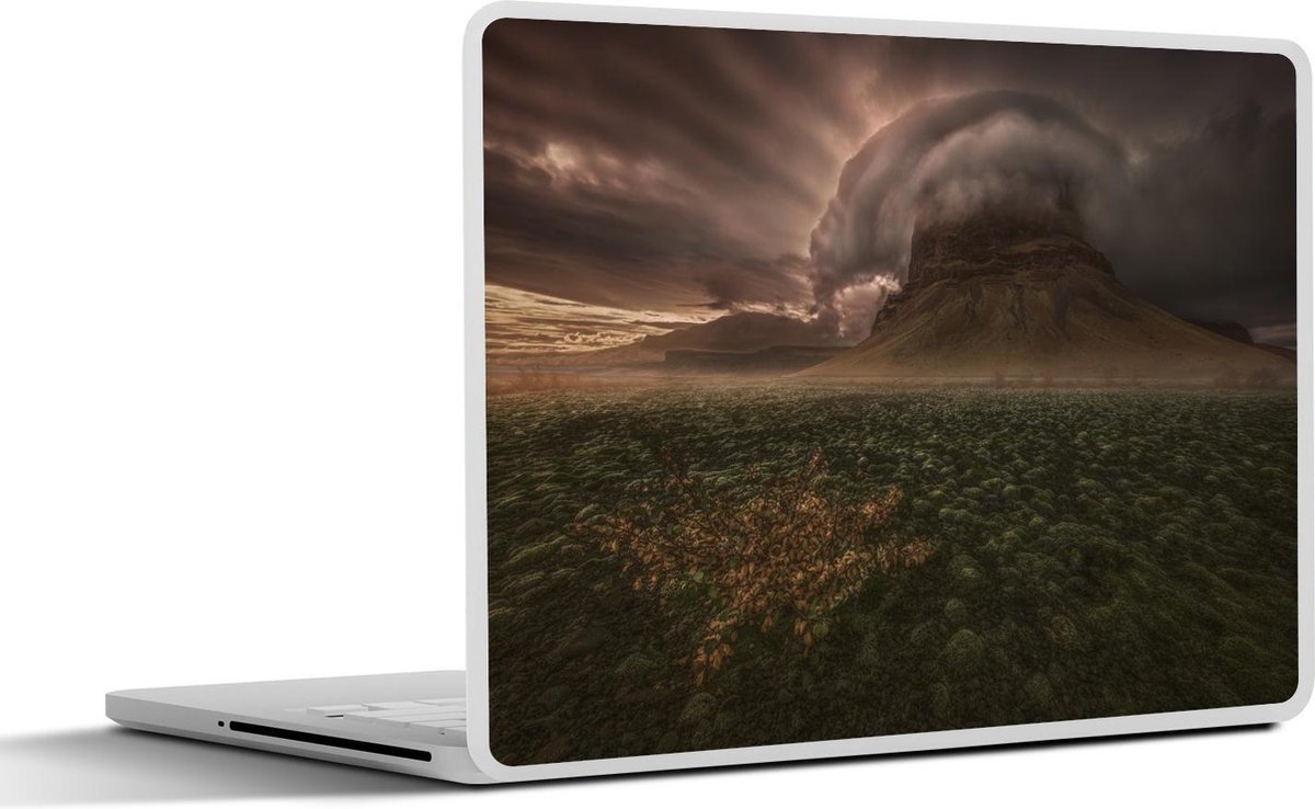 Afbeelding van product SleevesAndCases  Laptop sticker - 10.1 inch - Bijzondere wolken boven het landschap van IJsland