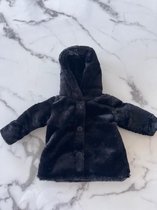 Baby meisjes jas imitatiebont met capuchon in de kleur zwart, verkrijgbaar in de maten 62 t/m 86