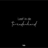 Binnenposter - Leef in de tevredenheid  -22 x 22 cm- zwart industrieel wit met tekst / quote / symbool -- Liefss muurdecoratie van forex
