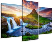 Schilderij - Zicht op de  Kirkjufellsfoss Waterval IJsland,  3 luik, premium print