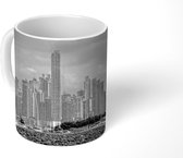 Mok - Een panoramisch uitzicht op de architectuur van Panama Stad - zwart wit - 350 ML - Beker