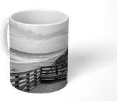 Mok - Uitzicht over de zee en het strand van Cape Cod National Seashore - zwart wit - 350 ML - Beker