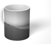 Mok - Het strand van Mazagon in het Nationaal park Doñana in Spanje - zwart wit - 350 ML - Beker