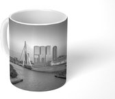 Mok - De Erasmusbrug steekt over het water van de Rotterdamse haven - zwart wit - 350 ML - Beker