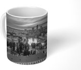 Mok - Uitzicht over Vilnius met de rivier Vilnele in Litouwen - zwart wit - 350 ML - Beker