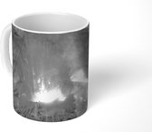 Mok - een losbarstende vulkaan - zwart wit - 350 ML - Beker