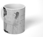 Mok - Een vrouw die aan het rekenen is voor het bord - zwart wit - 350 ML - Beker