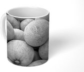 Mok - Veel cantaloupes op een stapel - zwart wit - 350 ML - Beker