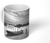 Mok - Bootje in een Nederlands landschap - zwart wit - 350 ML - Beker