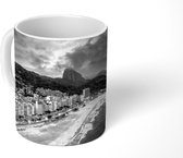 Mok - Strand Copacabana bij zonsondergang - zwart wit - 350 ML - Beker