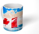 Mok - Koffiemok - De Canadese vlag achter een boot - Mokken - 350 ML - Beker - Koffiemokken - Theemok