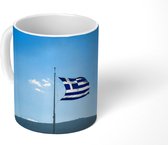Mok - Griekse nationale vlag die tegen blauwe hemel in Athene wappert - 350 ML - Beker