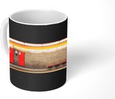 Mok - Leeg metrostation met rode stoelen in Italië - 350 ML - Beker