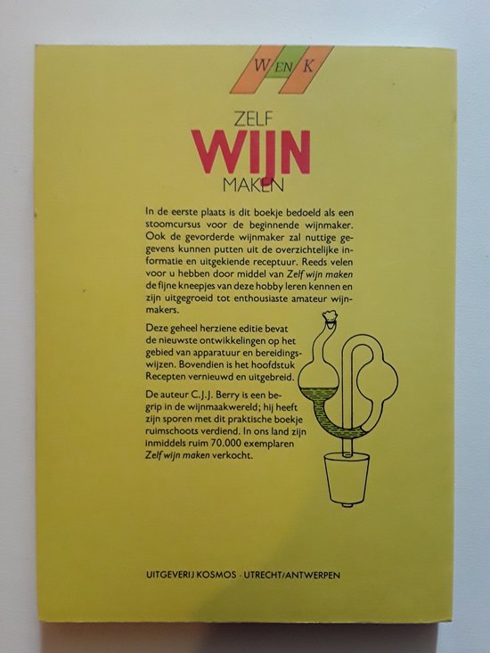 Boek met de titel 'ZELF WYN MAKEN' in grote rode letters. Rechts een illustratie van een wijnfles met een gekke vorm.