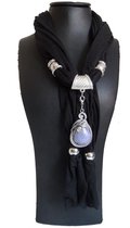 Siersjaal dames bestaande uit een zwarte sjaal 180 cm versierd met ringen en hanger sieraad .