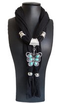 Siersjaal dames bestaande uit een zwarte sjaal 180 cm versierd met ringen en hanger sieraad vlinder.