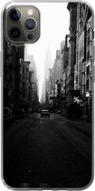 Geschikt voor iPhone 13 Pro Max hoesje - Auto rijdt door een rustige straat in New York in zwart-wit - Siliconen Telefoonhoesje