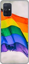 Geschikt voor Samsung Galaxy A51 5G hoesje - Foto van een regenboog vlag - Siliconen Telefoonhoesje