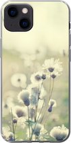 Geschikt voor iPhone 13 hoesje - Bloemen - Veld - Wit - Siliconen Telefoonhoesje