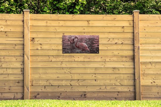 Tuinposter 80x40 cm - Tuindecoratie Een groep flamingo's staat in het water - Poster voor in de tuin - Buiten decoratie - Schutting tuinschilderij - Tuindoek muurdecoratie - Wanddecoratie balkondoek