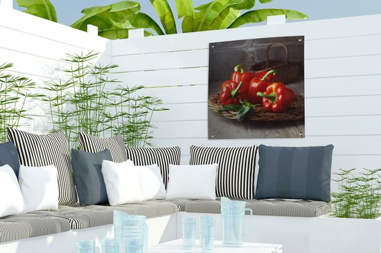 Posters de jardin Quatre poivrons rouges sur un panier en osier - 50x50 cm - Toile jardin - Affiche extérieure