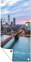 Tuinposter Skyline van New York bij de Brooklyn Bridge - 30x60 cm - Tuindoek - Buitenposter