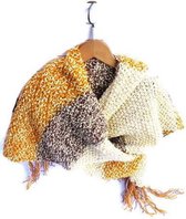 Gebreide sjaal met franjes. Handgebreide omslagdoek, lange brede schouderdoek, trendy stola, gestreept patroon, maisgeel, écru, taupe sjaal