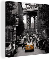 Canvas Schilderij Zwart-wit foto met een gele taxi in het Amerikaanse New York - 20x20 cm - Wanddecoratie