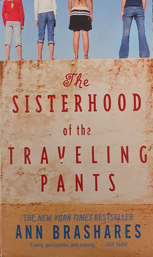 Couverture de livre "The Sisterhood of the Traveling Pants" par Ann Brasharess. Quatre filles se tiennent en haut de la couverture.