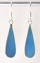 Lange druppelvormige zilveren oorbellen met blauwe agaat