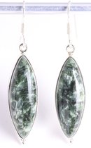 Lange zilveren oorbellen met groene serafiniet