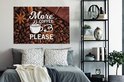 Canvasdoek met de tekst 'More coffee please' tussen koffiebonen, steranijs, kaneelstokje en chocolade, boven een bed met decoratieve kussens.