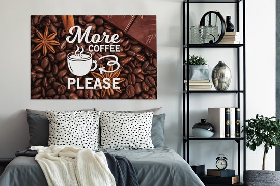 Canvasdoek met de tekst 'More coffee please' tussen koffiebonen, steranijs, kaneelstokje en chocolade, boven een bed met decoratieve kussens.