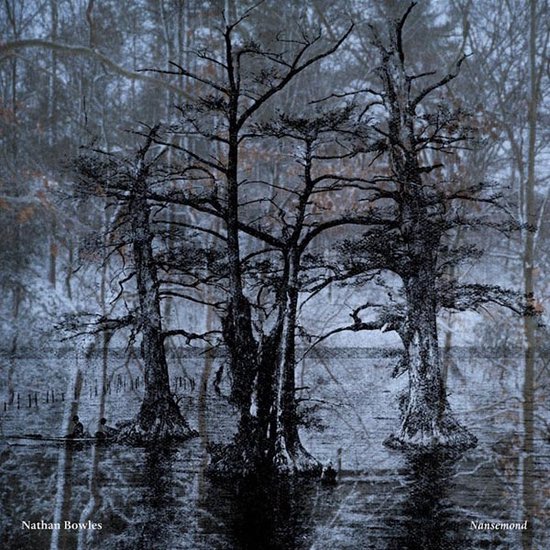 Trois arbres sombres et nus dans un paysage aquatique, avec de la neige au sol et sur les branches. Nathan Bowles - Nansemond.