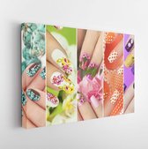 Verzameling van trendy kleurrijke verschillende manicure met ontwerp op nagels met glitter, strass-steentjes, echte bloemen, stickers, turkoois en gele French manicure. - Moderne k