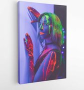 Onlinecanvas - Schilderij - Vrouw Raakt Muur Art Verticaal Vertical - Multicolor - 50 X 40 Cm