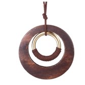 Suede ketting- bruin- schuifkoord- allergievrij-ronde houten hanger-40 cm-Charme Bijoux