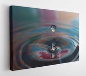 Macrofoto van waterdruppels die in een plas water vallen, waardoor een plons en rimpelingen ontstaan ​​- Modern Art Canvas - Horizontaal - 414302203 - 115*75 Horizontal